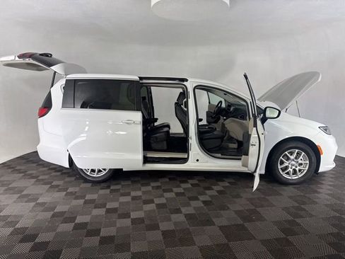 Used 2024 Chrysler Pacifica Touring-L image 16