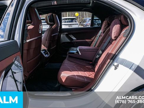 Used 2025 BMW i7 eDrive50 w/ M Sport Package RWD image 21