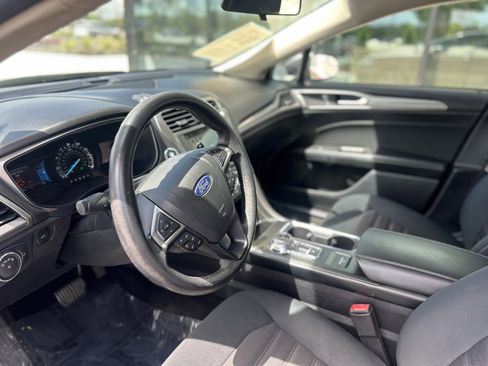 Used 2018 Ford Fusion SE w/ Fusion SE Technology Package FWD image 16