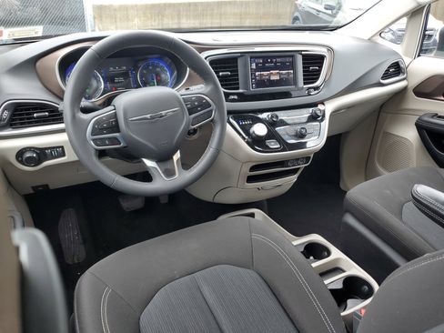 Used 2023 Chrysler Voyager LX image 10