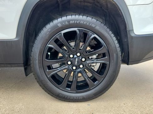 Used 2023 GMC Acadia SLE w/ Driver Convenience Package FWD image 8