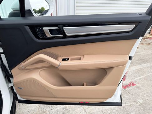 Used 2023 Porsche Cayenne Platinum Edition image 46