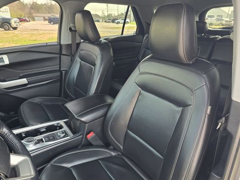 Used 2021 Ford Explorer XLT w/ Equipment Group 202A image 13