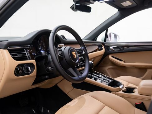 Certified 2025 Porsche Macan image 4