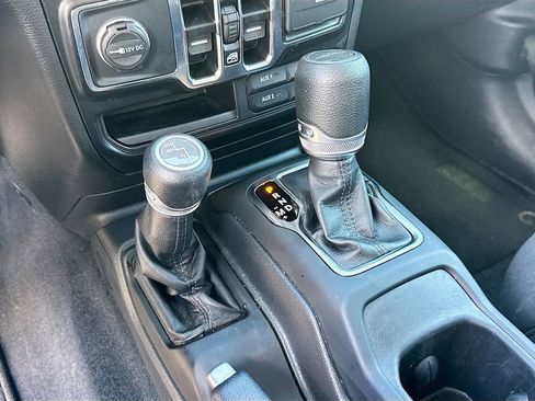 Used 2022 Jeep Gladiator Sport image 18