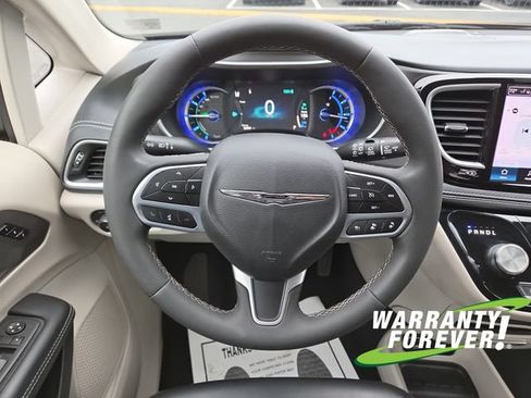 Used 2023 Chrysler Pacifica Touring-L FWD image 9