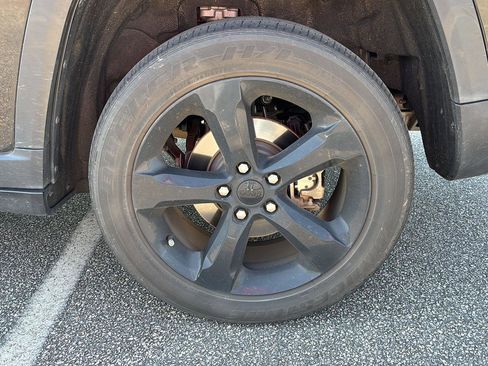 Used 2023 Jeep Grand Cherokee Altitude AWD/4WD image 6