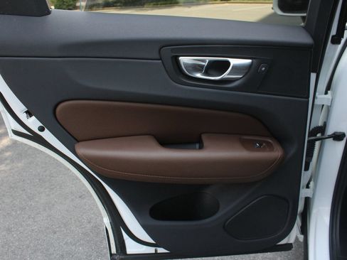 Used 2019 Volvo XC60 T5 Momentum w/ Multimedia Package AWD/4WD image 21