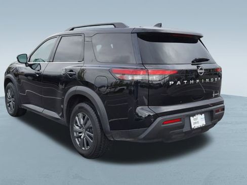 Used 2023 Nissan Pathfinder SV image 6