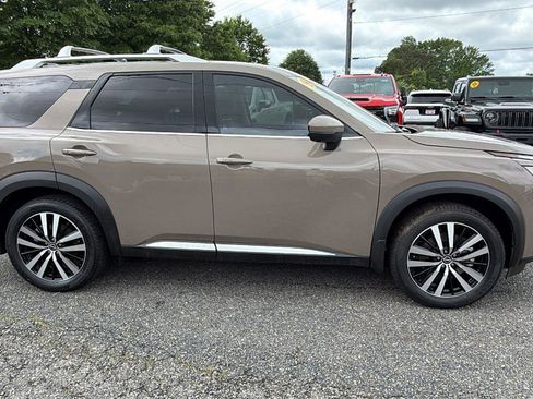 Used 2024 Nissan Pathfinder Platinum w/ Cargo Package FWD image 4
