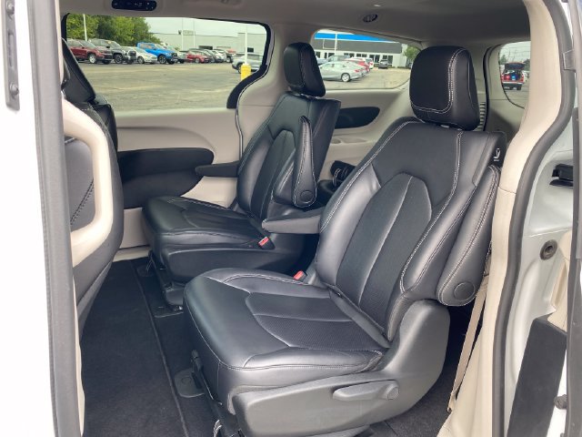 Used 2024 Chrysler Pacifica Limited FWD image 17