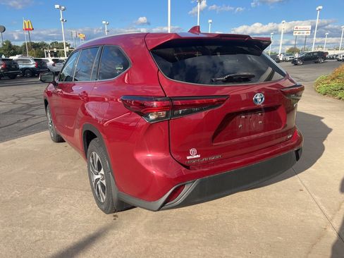 Used 2022 Toyota Highlander XLE image 3