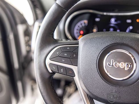 Used 2018 Jeep Grand Cherokee Altitude image 21