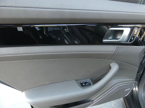 Used 2018 Porsche Panamera 4 image 42