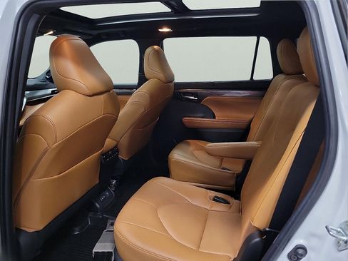 Used 2023 Toyota Highlander Platinum image 9