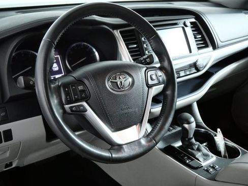 Used 2015 Toyota Highlander XLE AWD/4WD image 17