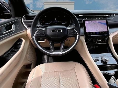 Used 2023 Jeep Grand Cherokee L Limited w/ Luxury Tech Group II AWD/4WD image 5
