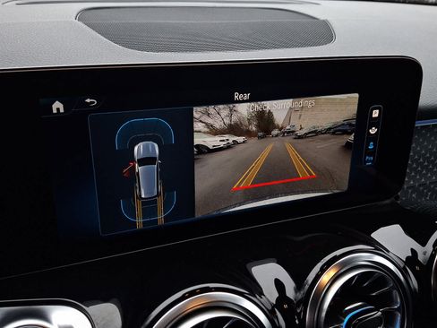 Used 2024 Mercedes-Benz GLB 250 4MATIC image 17