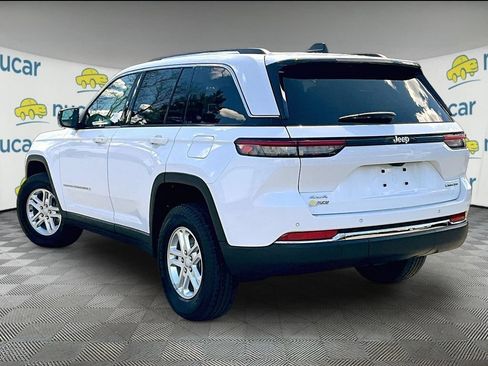 Used 2022 Jeep Grand Cherokee Laredo w/ Luxury Tech Group I AWD/4WD image 2