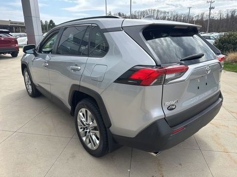 Used 2020 Toyota RAV4 XLE Premium image 5