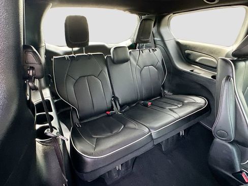 Used 2024 Chrysler Pacifica Premium FWD image 28