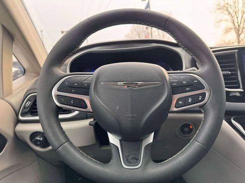 Used 2024 Chrysler Pacifica Touring-L image 14