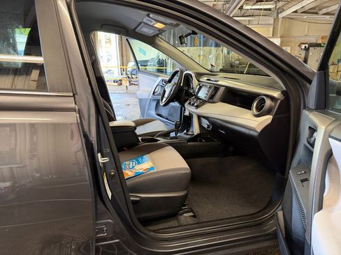 Used 2015 Toyota RAV4 LE AWD/4WD image 32