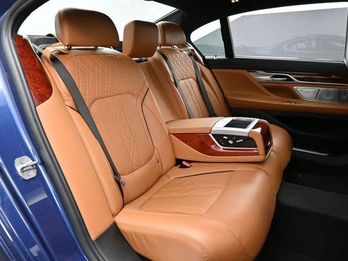 Used 2022 BMW ALPINA B7 xDrive w/ Luxury Rear Seating Package image 32