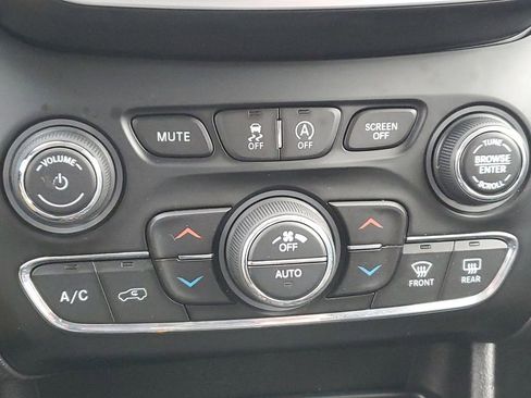 Used 2019 Jeep Cherokee Limited image 18