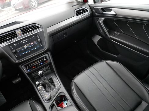 Used 2022 Volkswagen Tiguan SE image 11