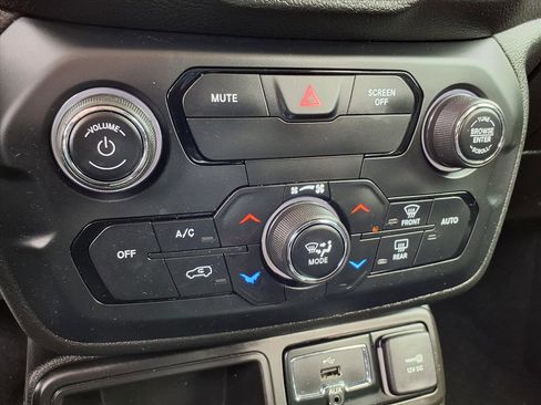 Used 2018 Jeep Renegade Latitude w/ Popular Equipment Group image 5