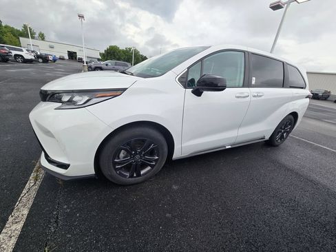 Used 2025 Toyota Sienna XSE AWD/4WD image 4