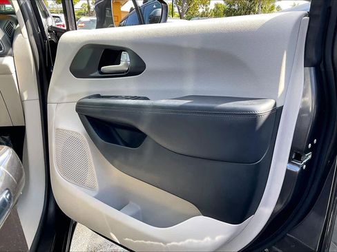 Used 2020 Chrysler Pacifica Limited image 23