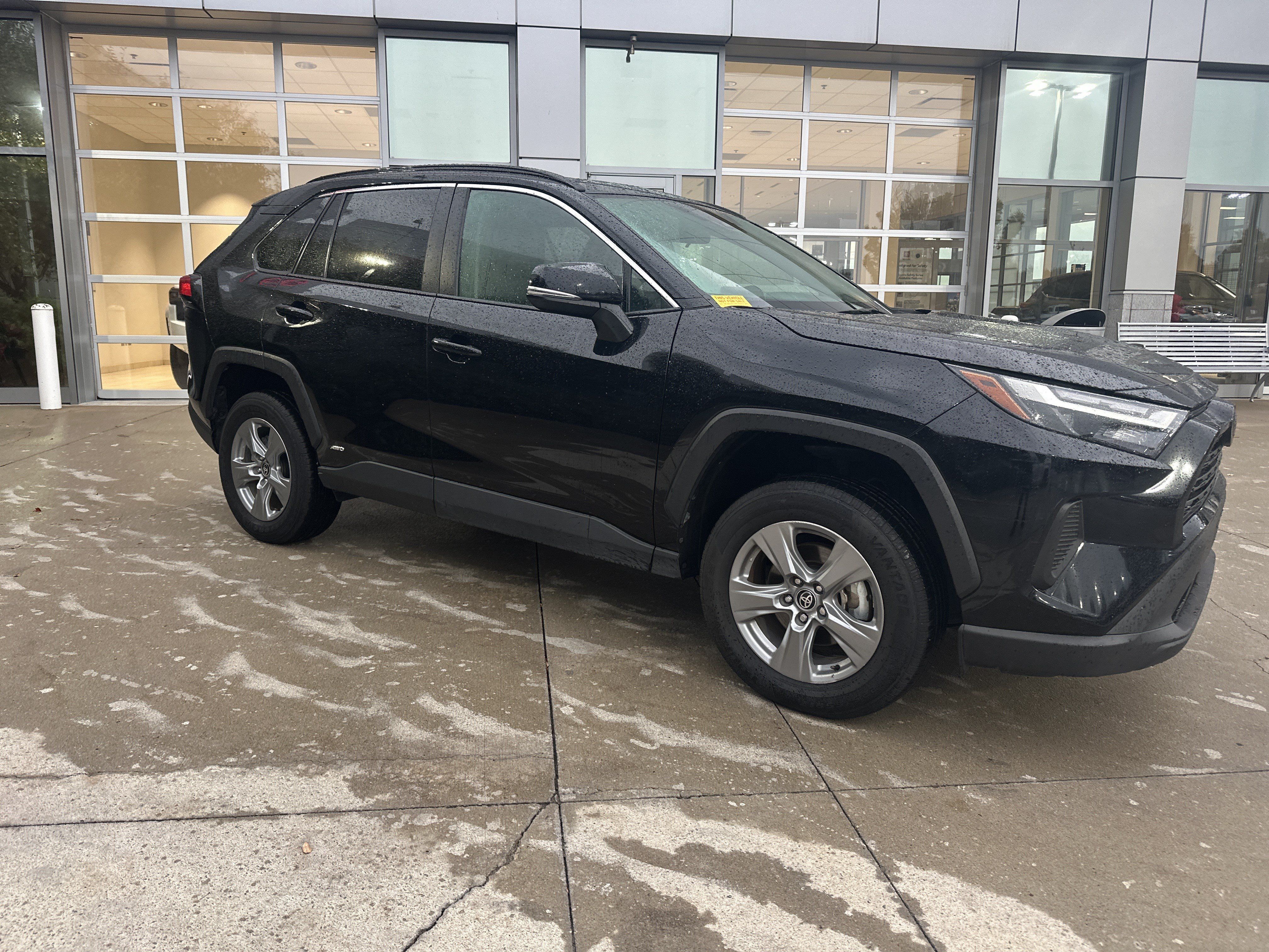 Used 2025 Toyota RAV4 XLE AWD/4WD image 2