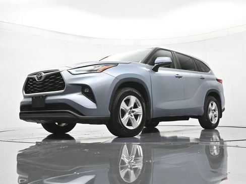 Used 2023 Toyota Highlander LE AWD/4WD image 36