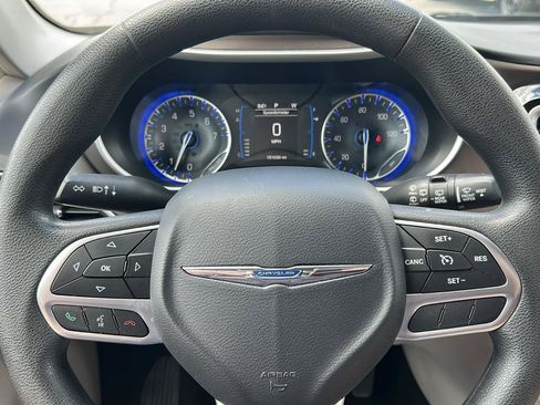 Used 2017 Chrysler Pacifica Touring FWD image 12