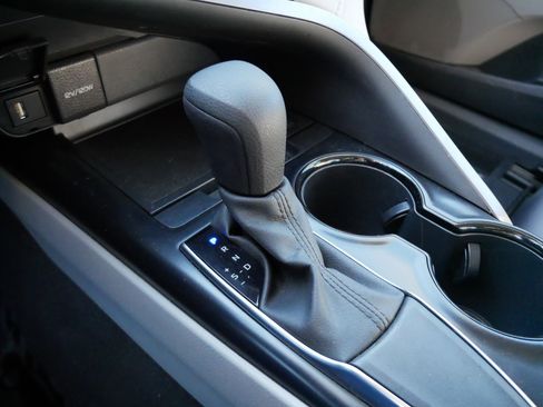 Used 2020 Toyota Camry LE image 23