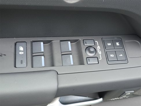 New 2026 Land Rover Defender 110 X-Dynamic SE image 28