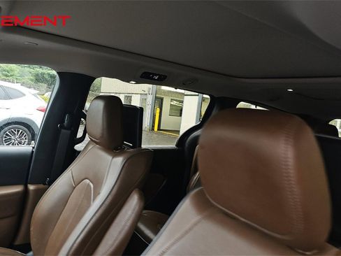 Used 2019 Chrysler Pacifica Limited w/ Advanced Safetytec Group image 15