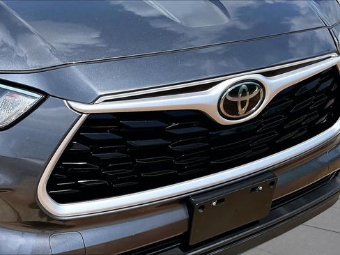 Used 2021 Toyota Highlander XLE AWD/4WD image 29