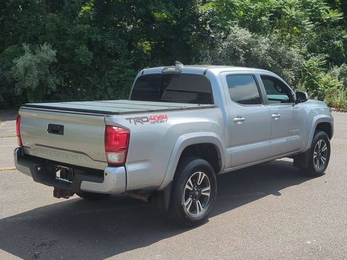 Used 2017 Toyota Tacoma TRD Sport AWD/4WD image 4