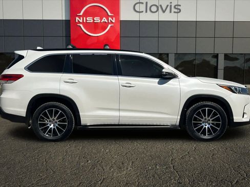 Used 2018 Toyota Highlander SE FWD image 9