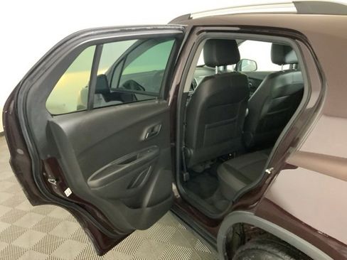 Used 2022 Chevrolet Trax LT w/ LT Convenience Package image 19