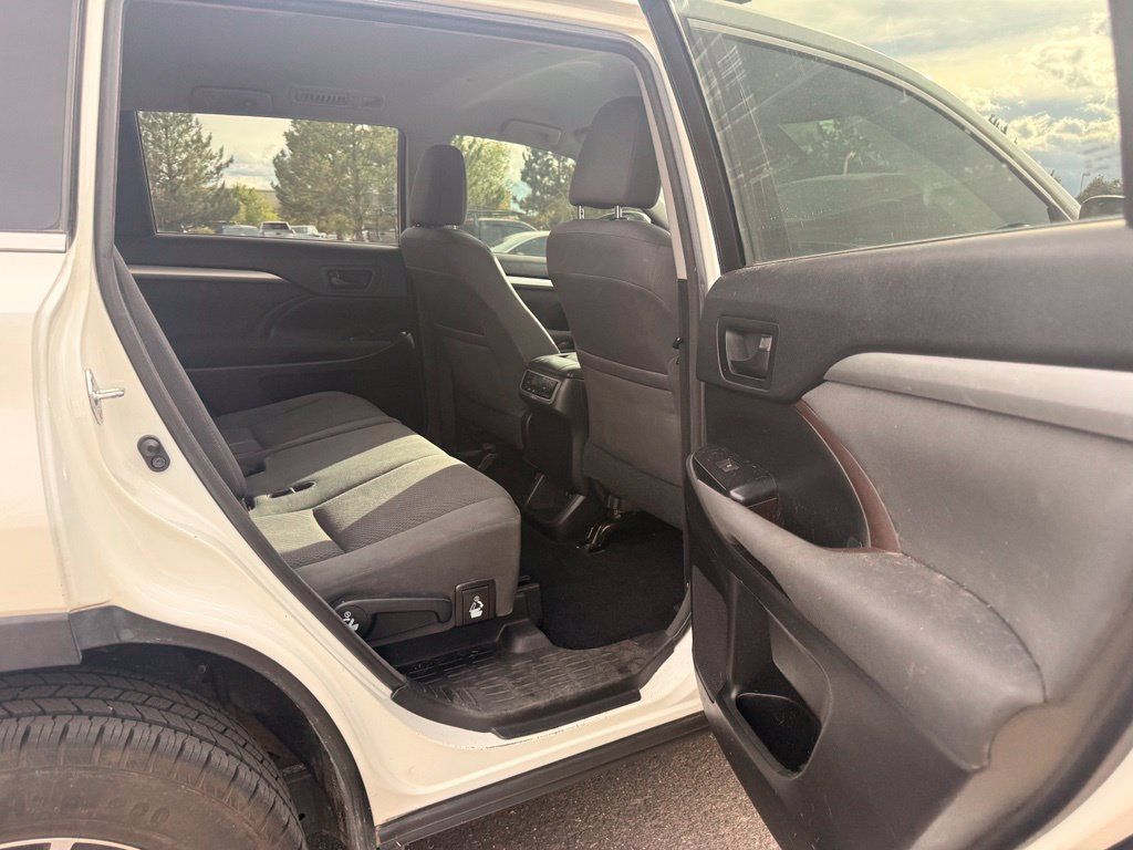 Used 2017 Toyota Highlander LE w/ Carpet Mat Package AWD/4WD image 12