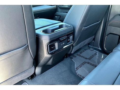 Used 2024 GMC Sierra 3500 AT4 w/ AT4 Premium Plus Package AWD/4WD image 11