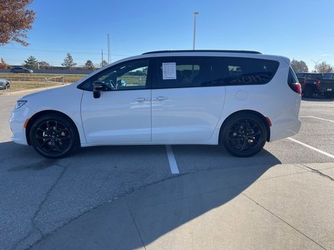 Used 2025 Chrysler Pacifica Limited image 6