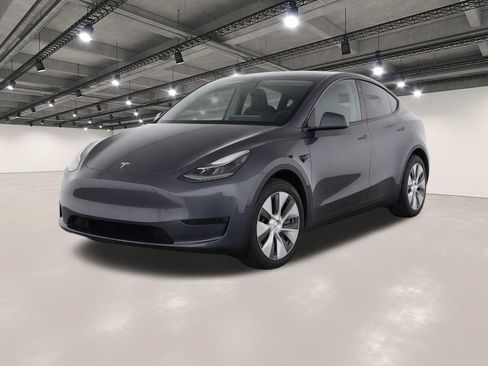 Used 2024 Tesla Model Y Long Range AWD/4WD image 1