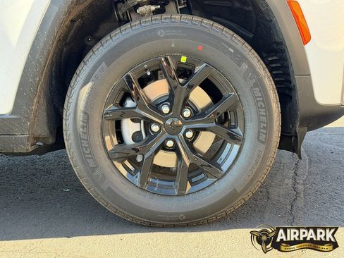 New 2026 Jeep Grand Cherokee Altitude AWD/4WD image 10