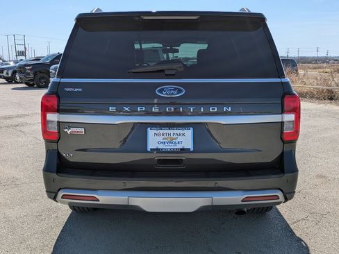 Used 2023 Ford Expedition XLT image 4