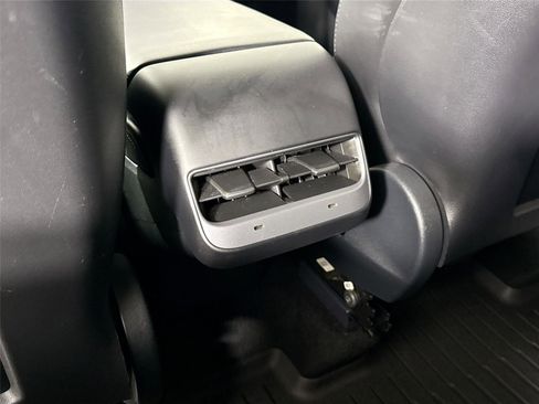 Used 2022 Tesla Model Y Long Range AWD/4WD image 30